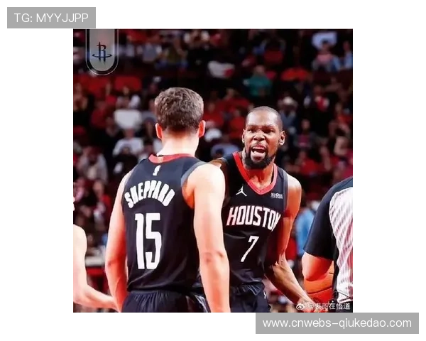 杜兰特与戈登赛前热聊，火箭旧将情谊依旧