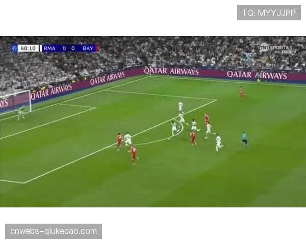 特写:诺伊尔两次神扑后怒吼,激励后防线顶住皇马猛攻